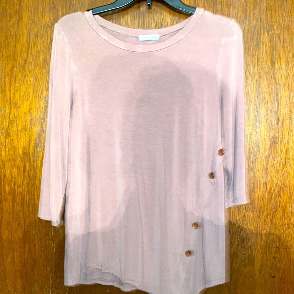 cute blouse, never worn.